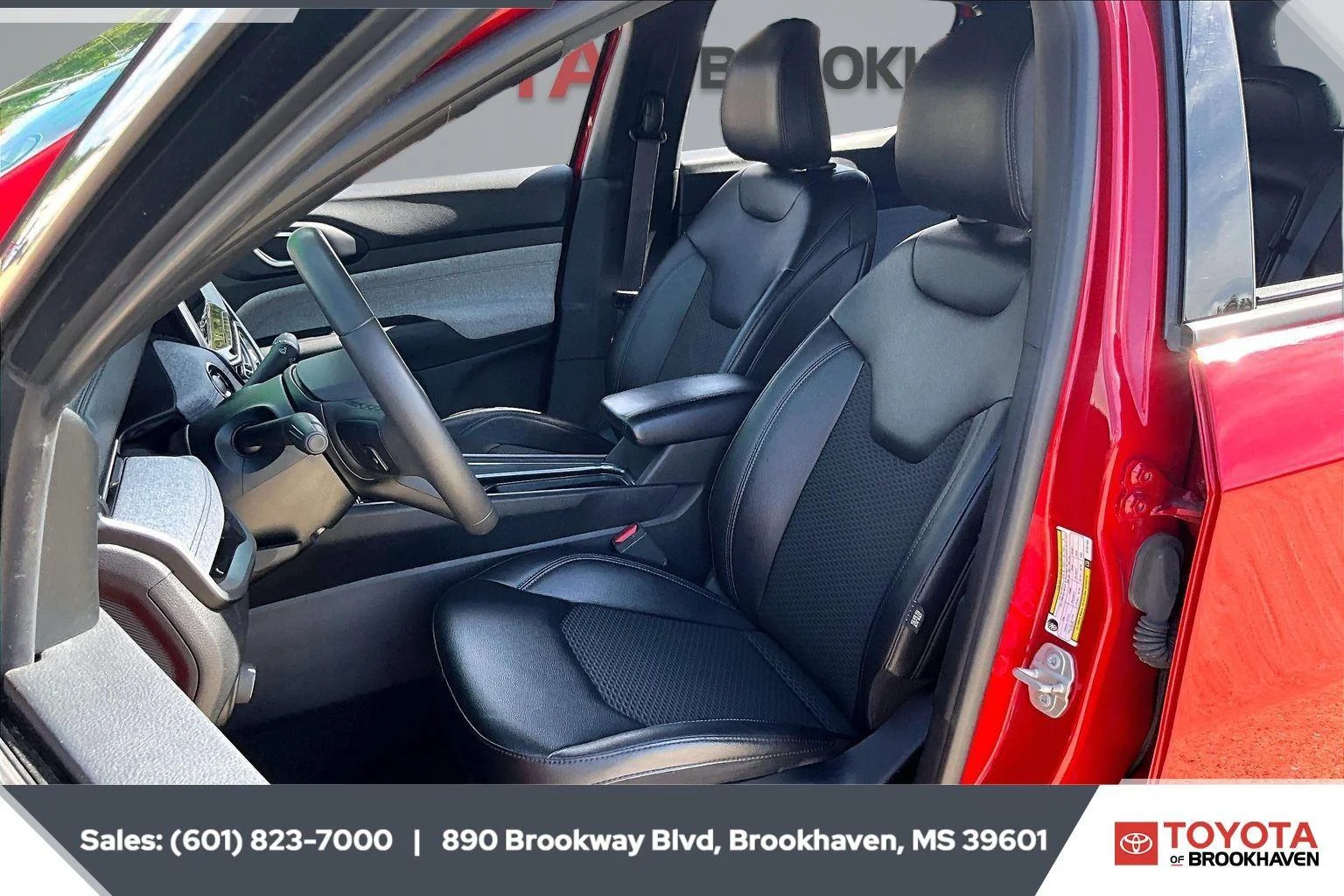 Used 2024 Red Hot Pearlcoat Jeep Latitude image 18