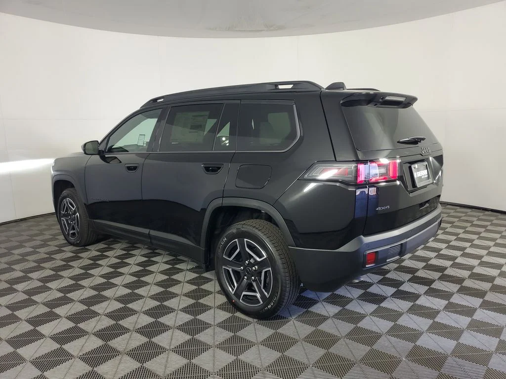 New 2026 Diamond Black Crystal Pearl-Coat Exterior Paint Jeep Limited image 6