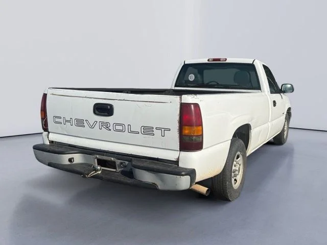 Used 2002 White Chevrolet Commercial image 2
