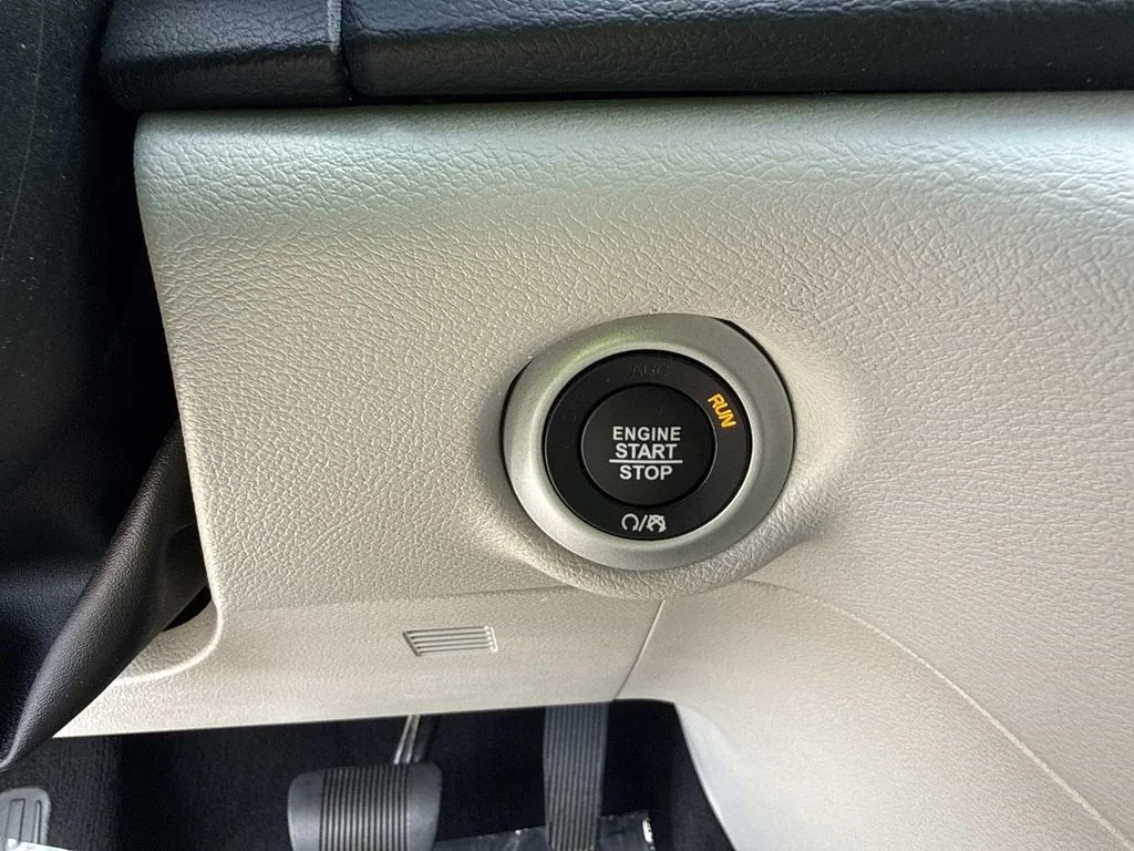 Used 2018 White Chrysler Touring L image 33