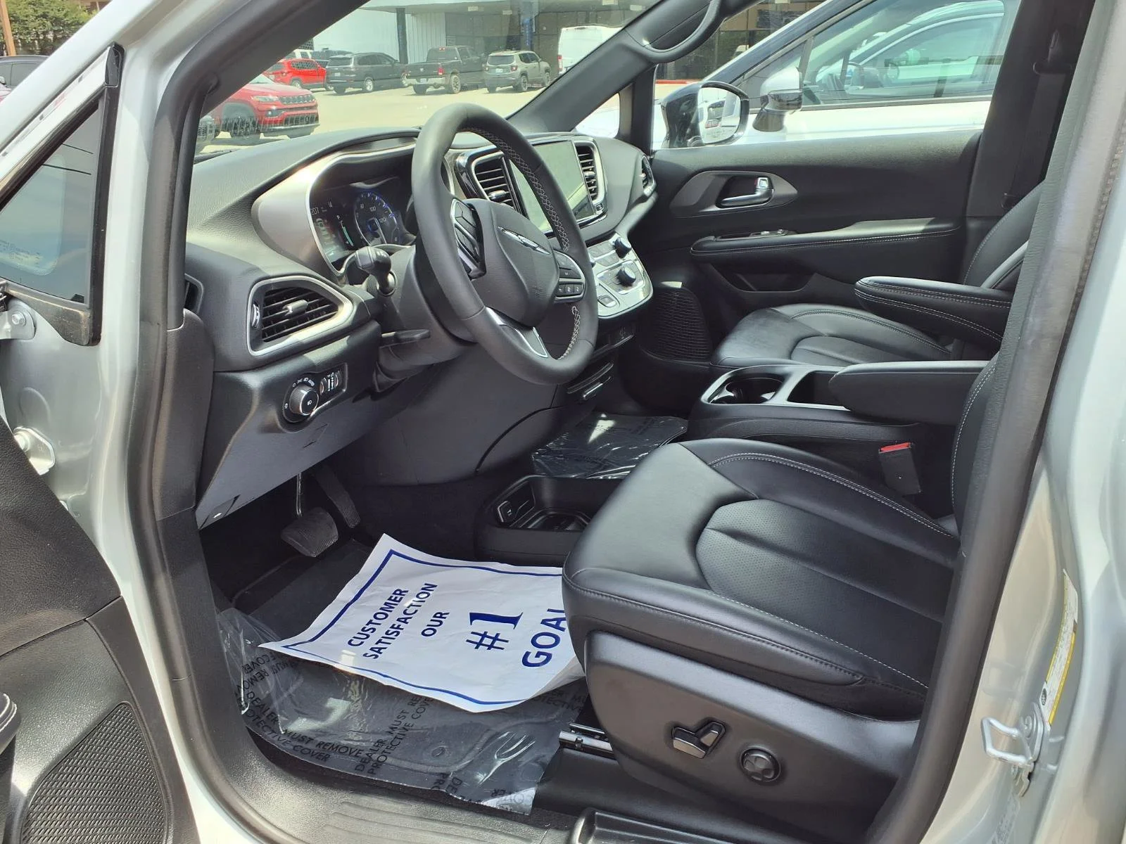 Used 2026 Silver Mist Clearcoat Chrysler Select image 14