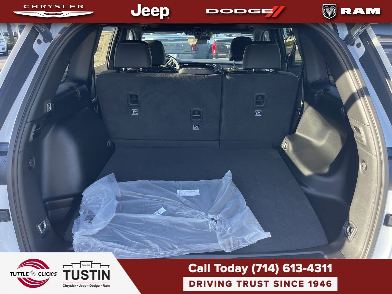 New 2026 Bright White Clear-Coat Exterior Paint Jeep Laredo Altitude image 27