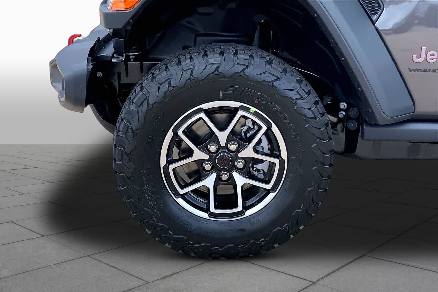 New 2026 Granite Crystal Metallic Clear-Coat Exterior Paint Jeep Rubicon image 11