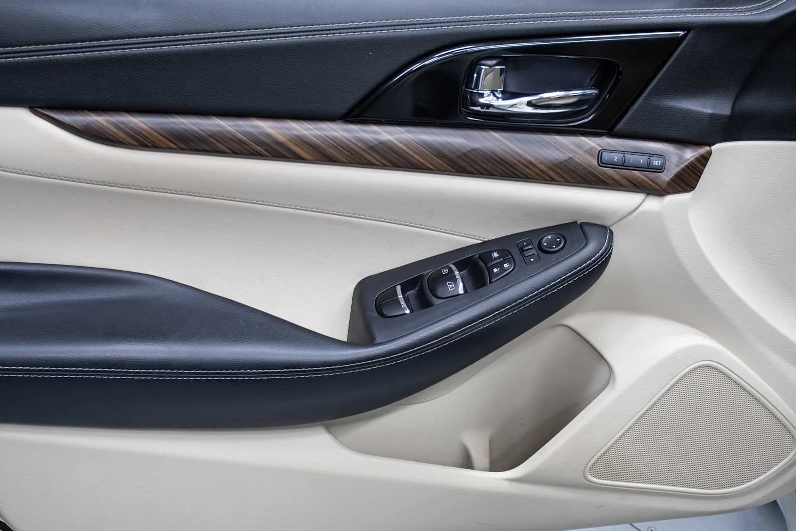 Used 2017 Pearl White Nissan Platinum image 15