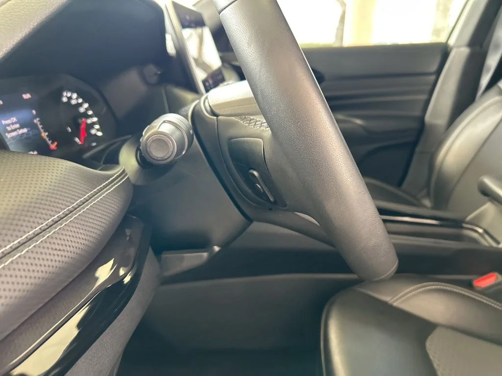 Used 2023 White Jeep Altitude image 39