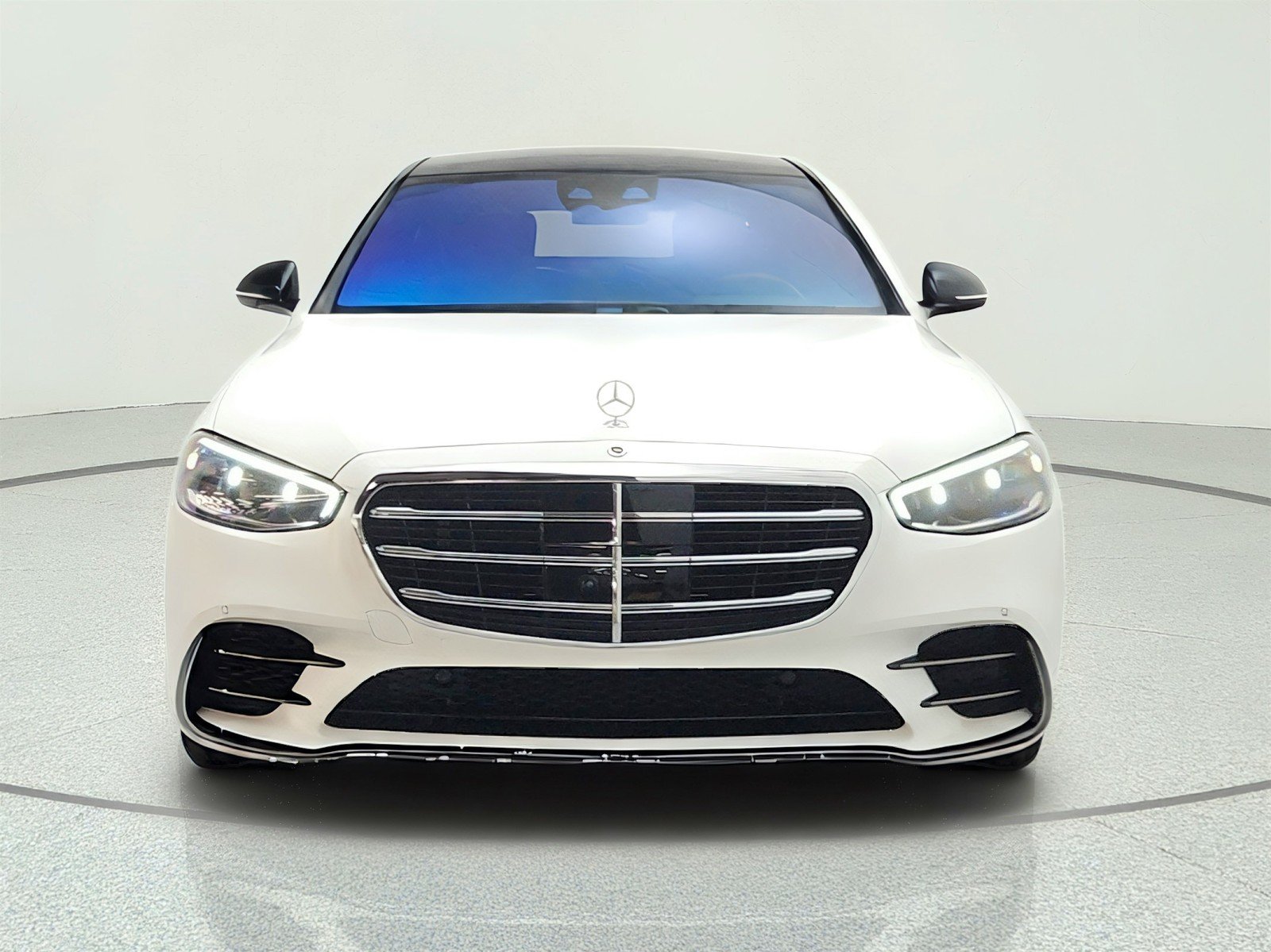 Certified Used 2025 MANUFAKTUR Moonlight White Magno Mercedes-Benz S 580 4MATIC® Sedan image 2