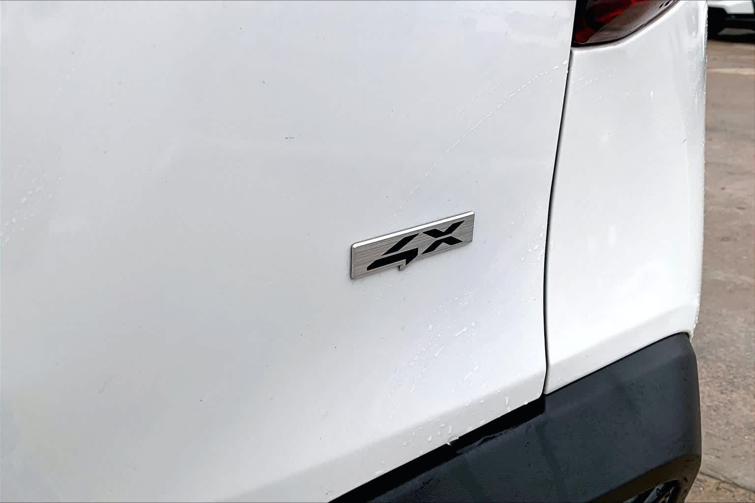 New 2024 Snow White Pearl Kia SX image 10