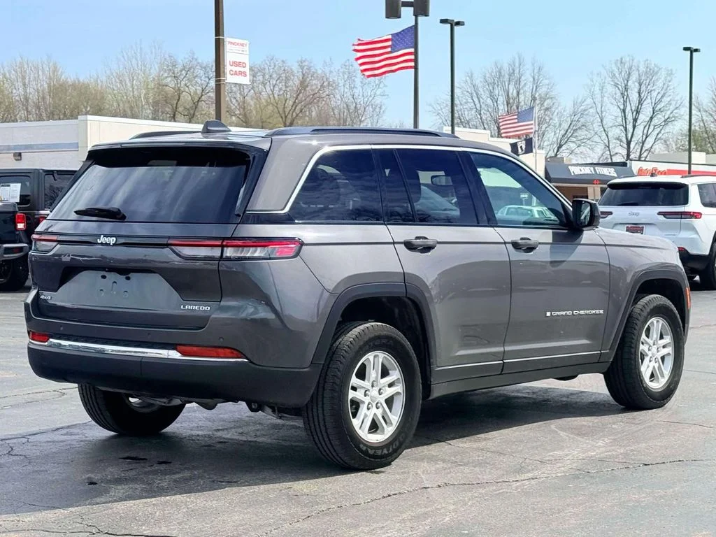 Used 2024 Gray Jeep Laredo image 7