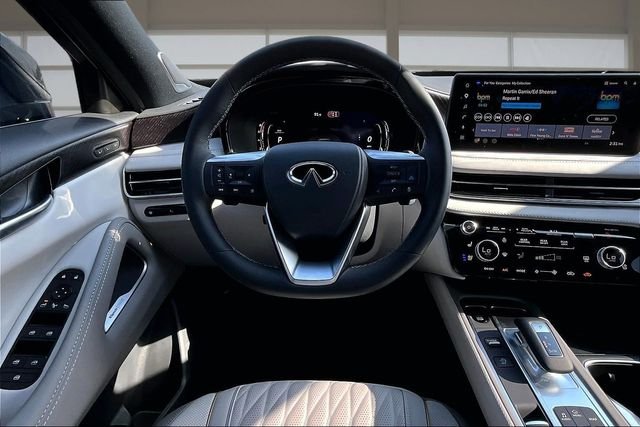 New 2027 2T RAD WHT INFINITI AUTOGRAPH image 5