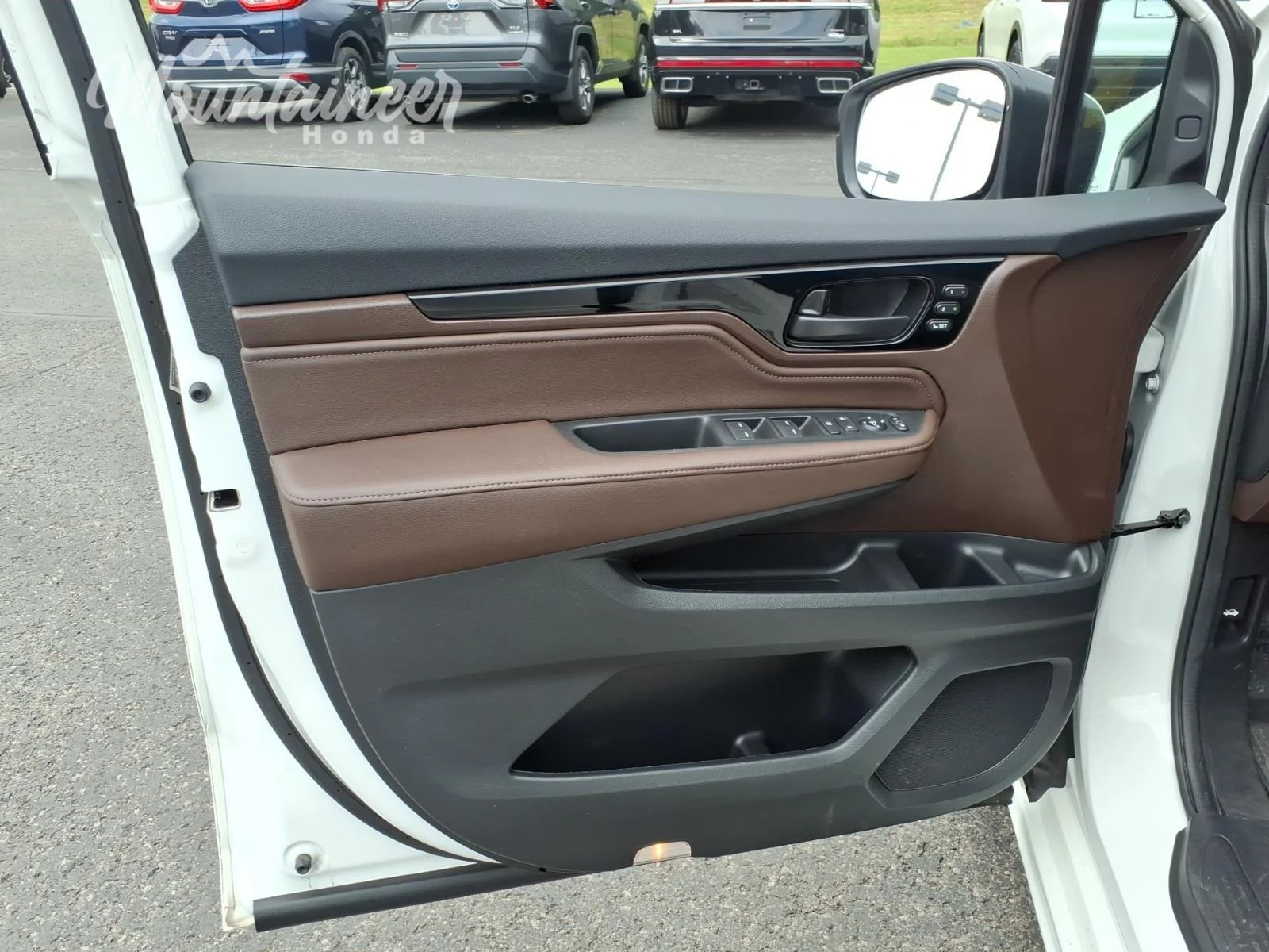 Used 2025 Platinum White Pearl Honda Touring image 13