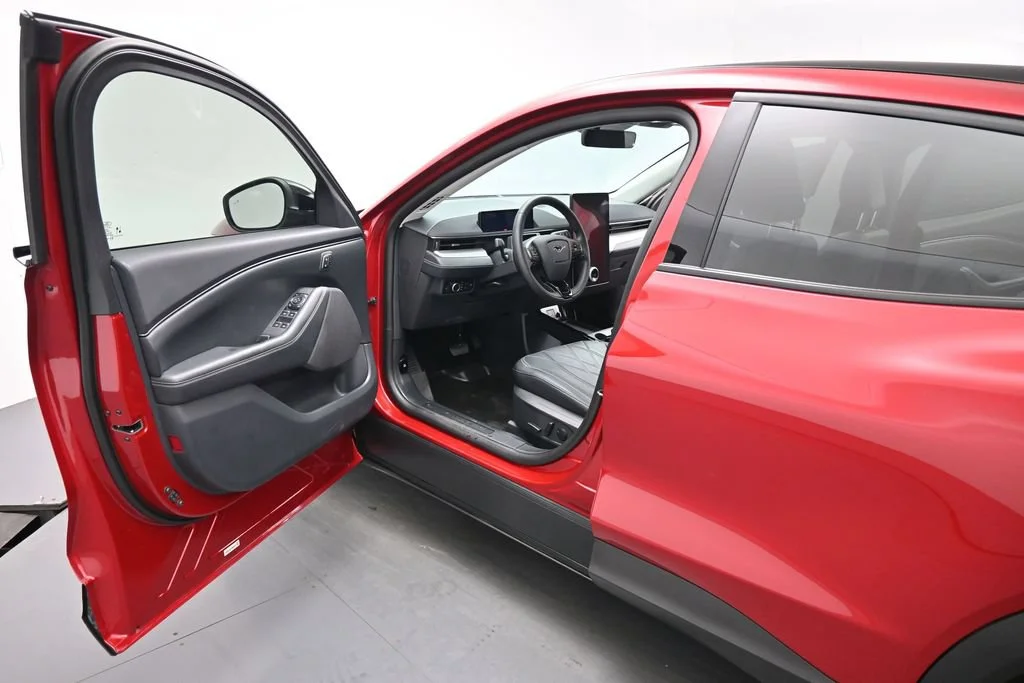 Used 2023 Red Ford Select image 9