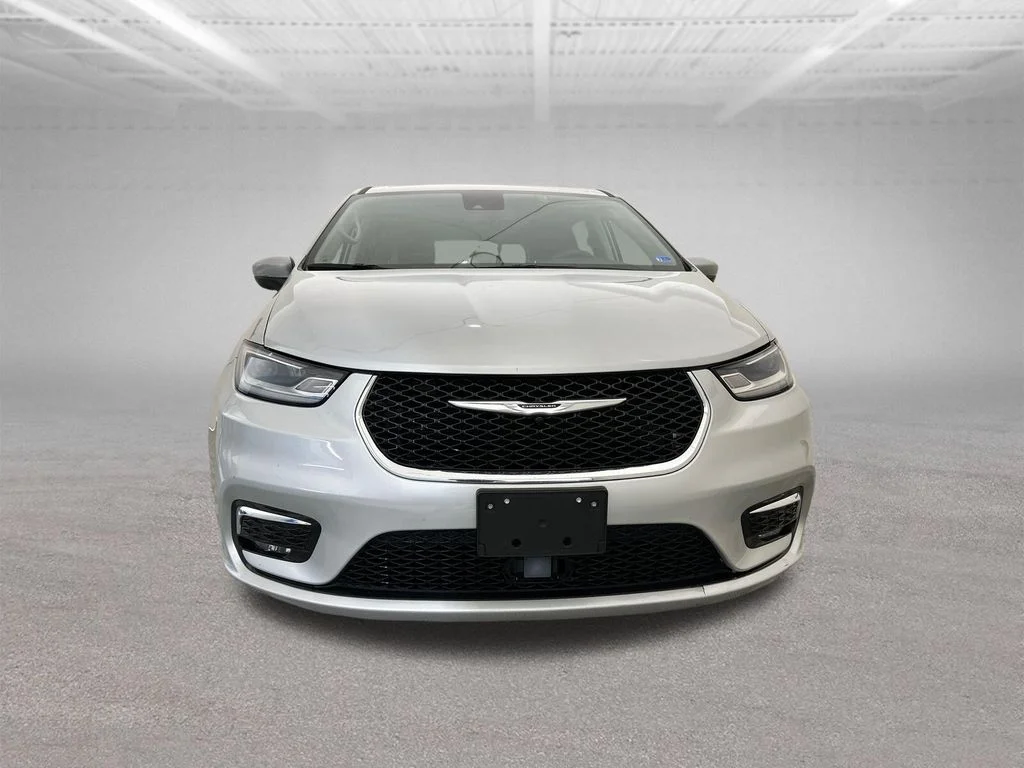 Used 2023 Silver Chrysler Touring L image 9