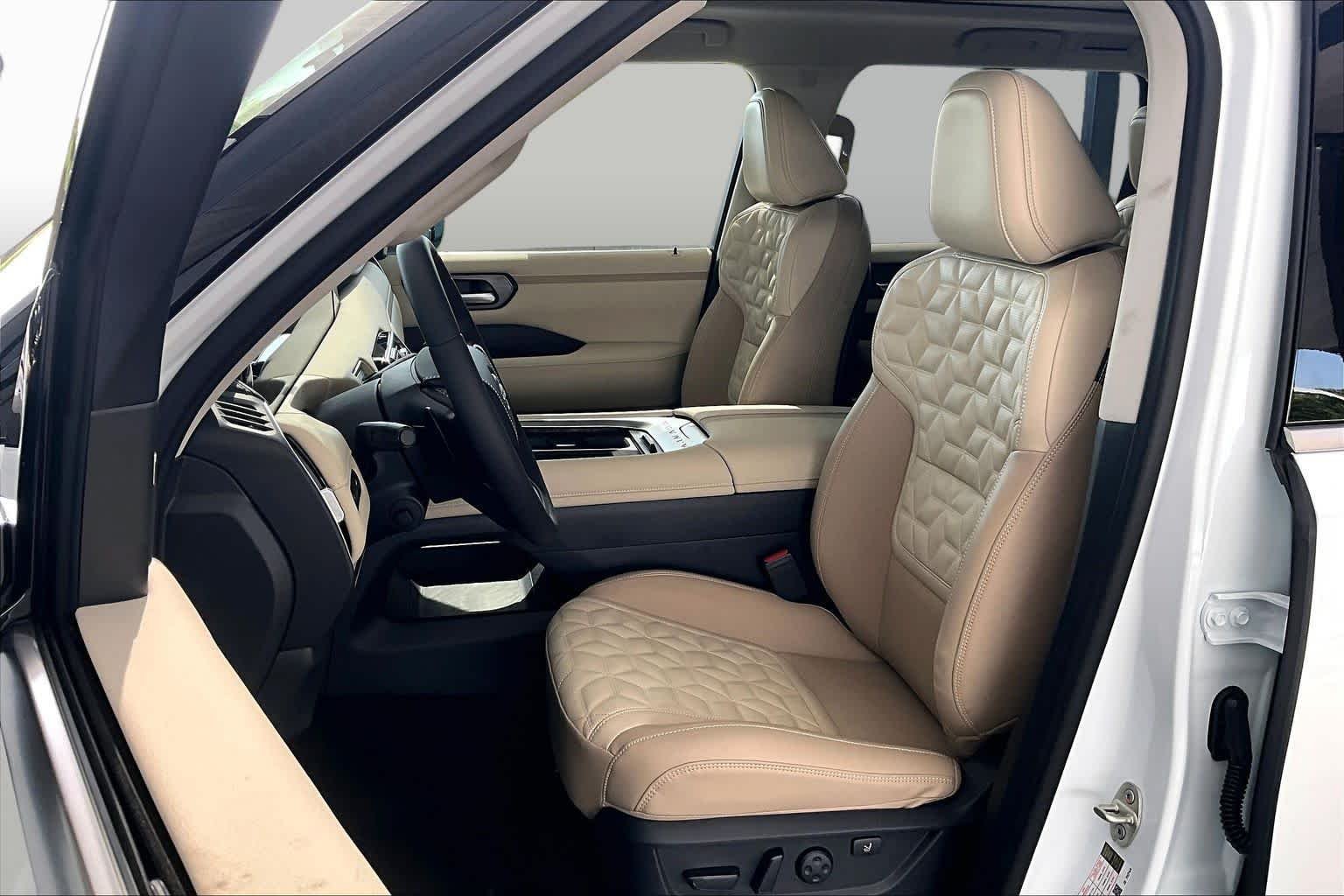 New 2026 Everest White TriCoat / Super Black Two-tone Nissan Platinum Reserve image 15