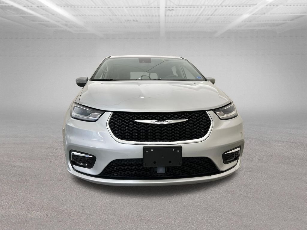 Used 2023 Silver Chrysler Touring L image 9