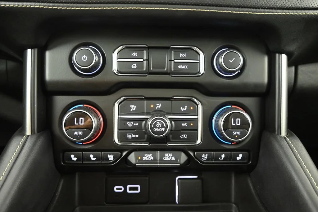 Used 2021 IRIDESCENT PEARL TRICOAT Chevrolet Premier image 31