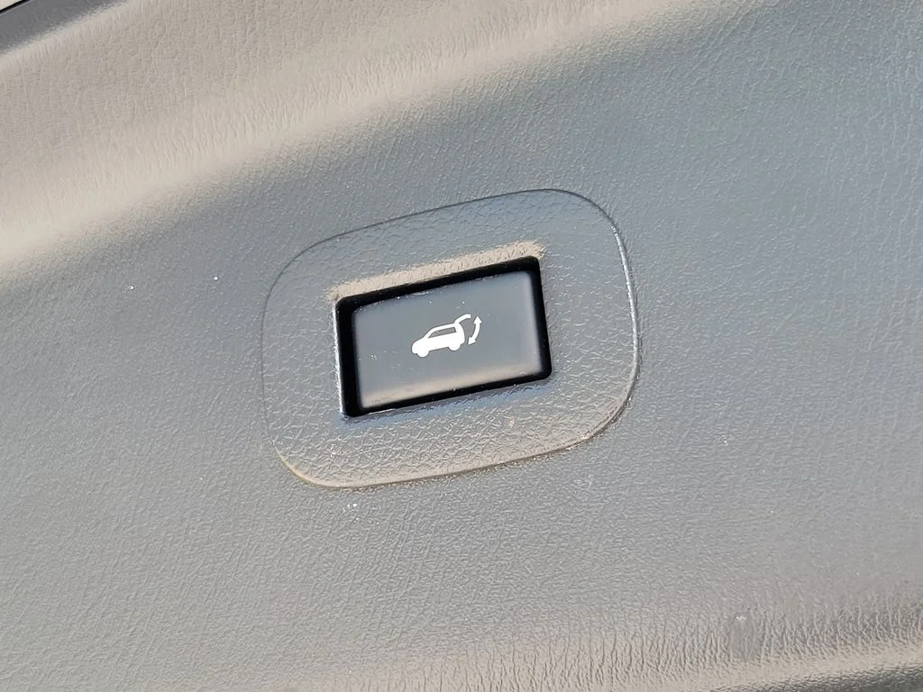 Used 2018 Black Nissan SL image 15