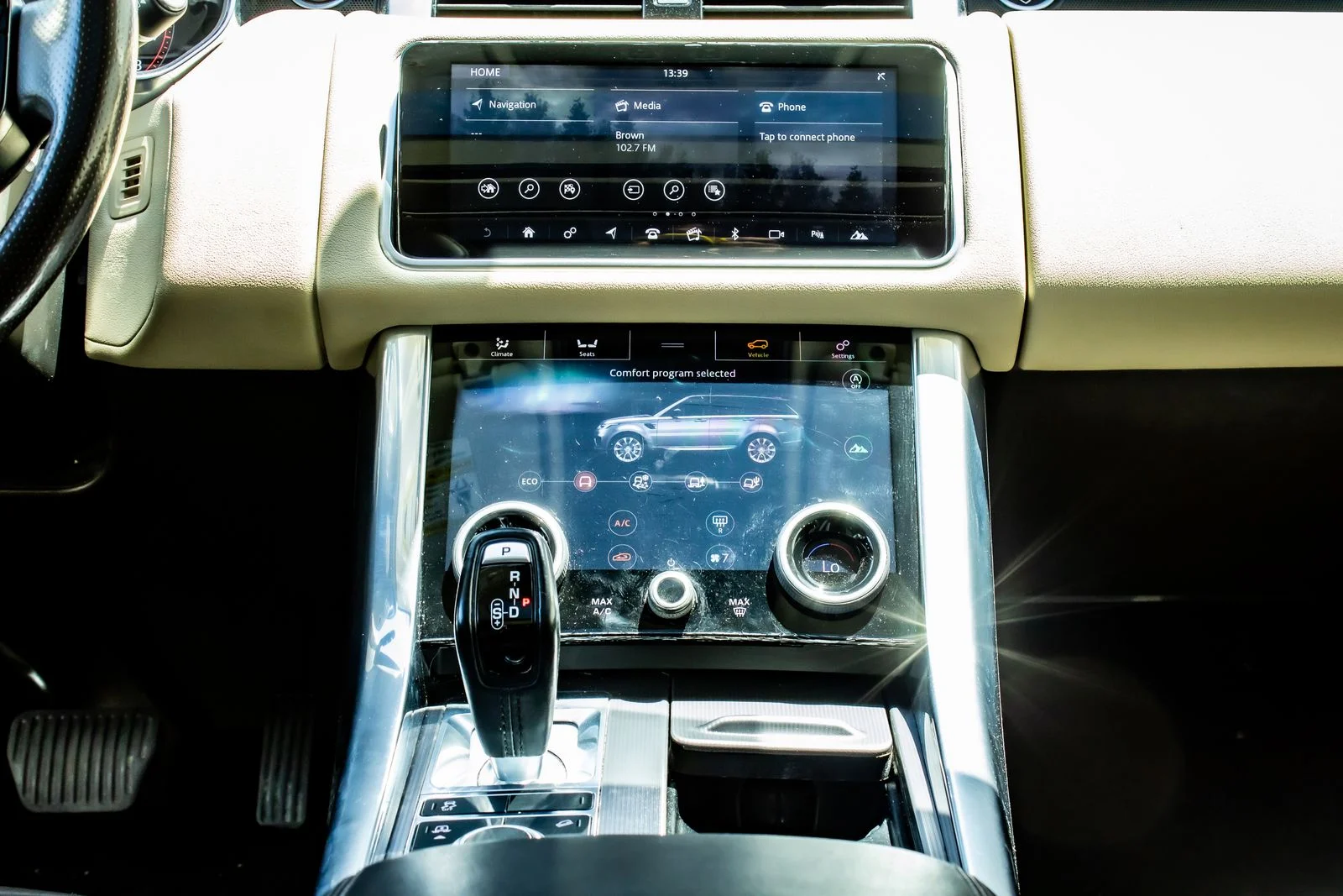 Used 2019 White Land Rover HSE image 15