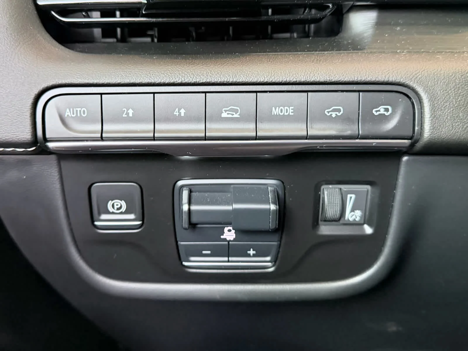 Certified Used 2024 Crystal White Tricoat Cadillac Sport image 23