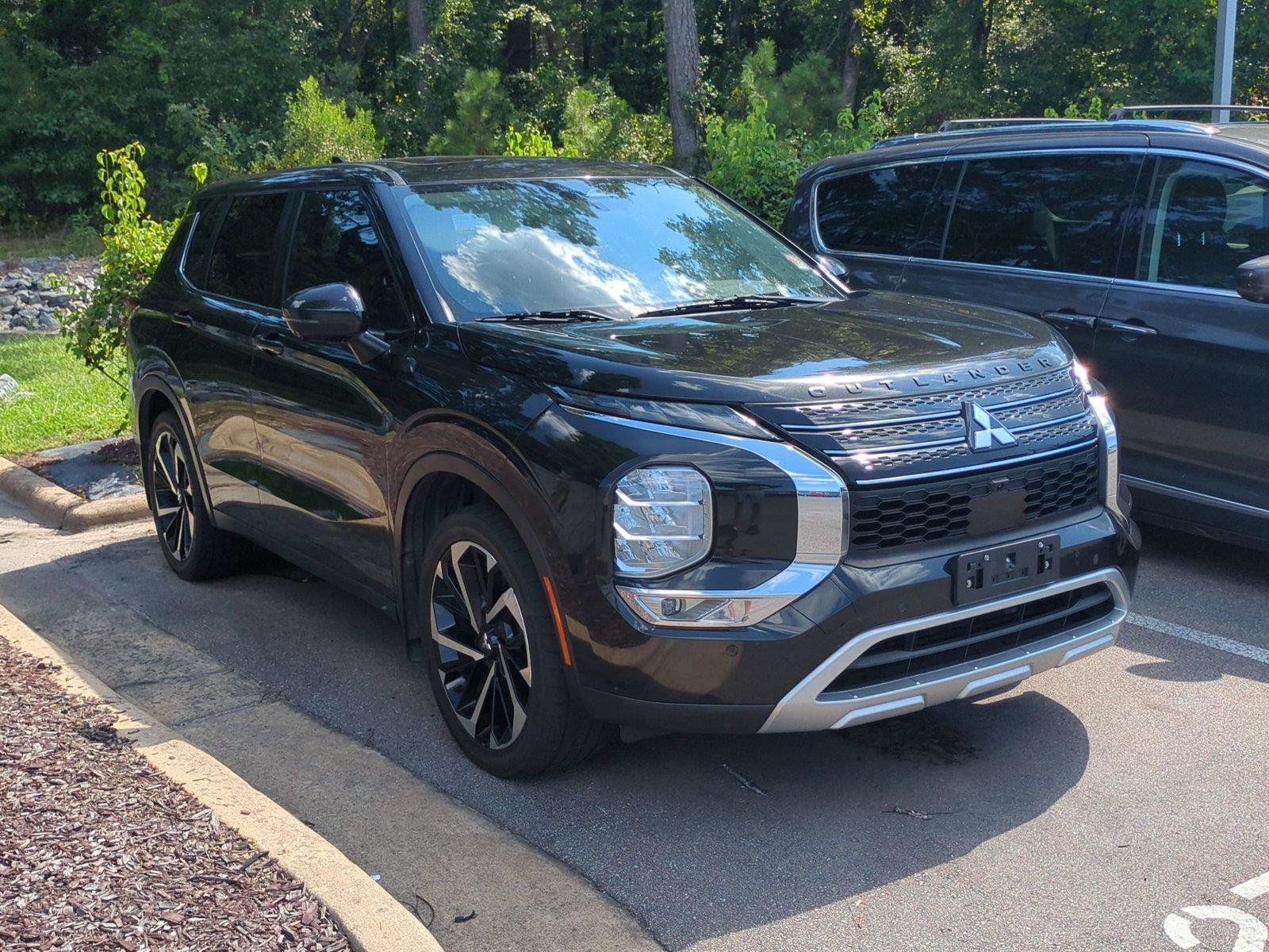 Used 2022 Labrador Black Pearl Mitsubishi SE image 3