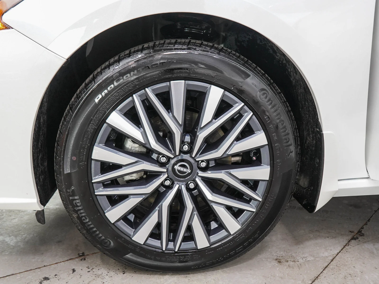 Used 2023 Pearl White Tricoat Nissan 2.5 SV image 29