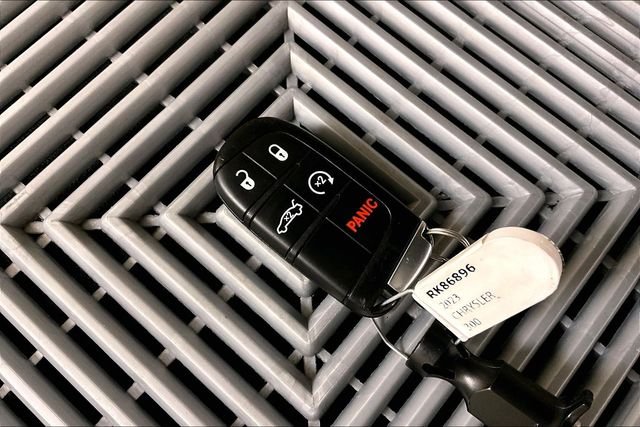 2023 Chrysler 300 Touring L - Photo 9