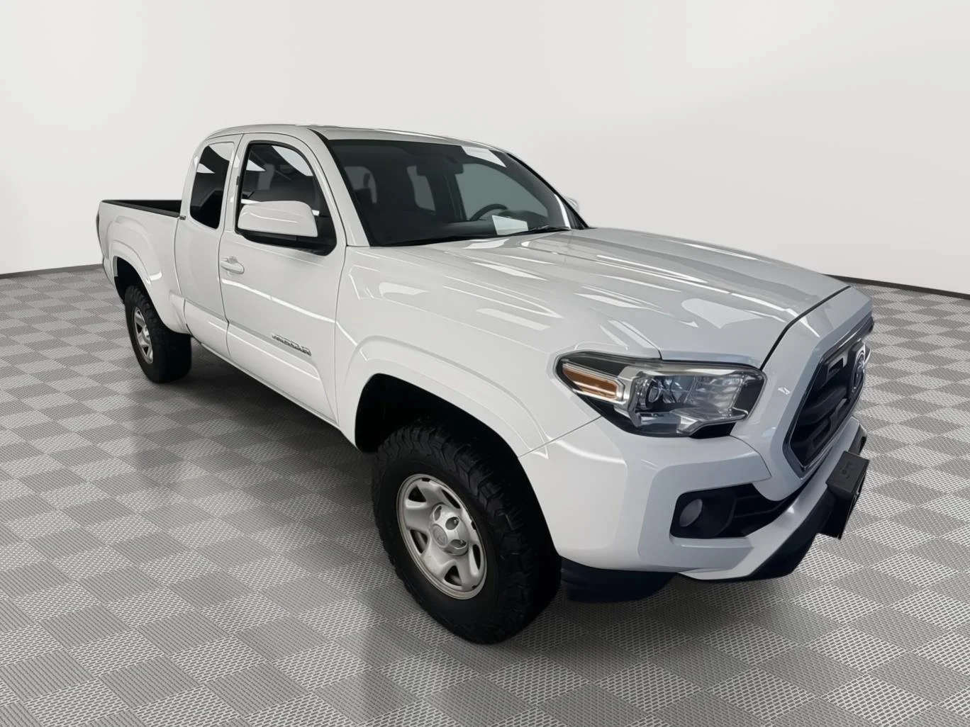 Used 2016 Super White Toyota SR5 image 1