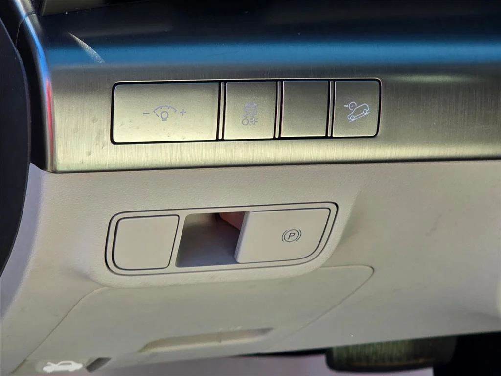 Used 2025 Gray Hyundai SEL image 8