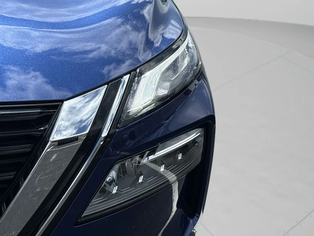Used 2021 Blue Nissan SV image 17