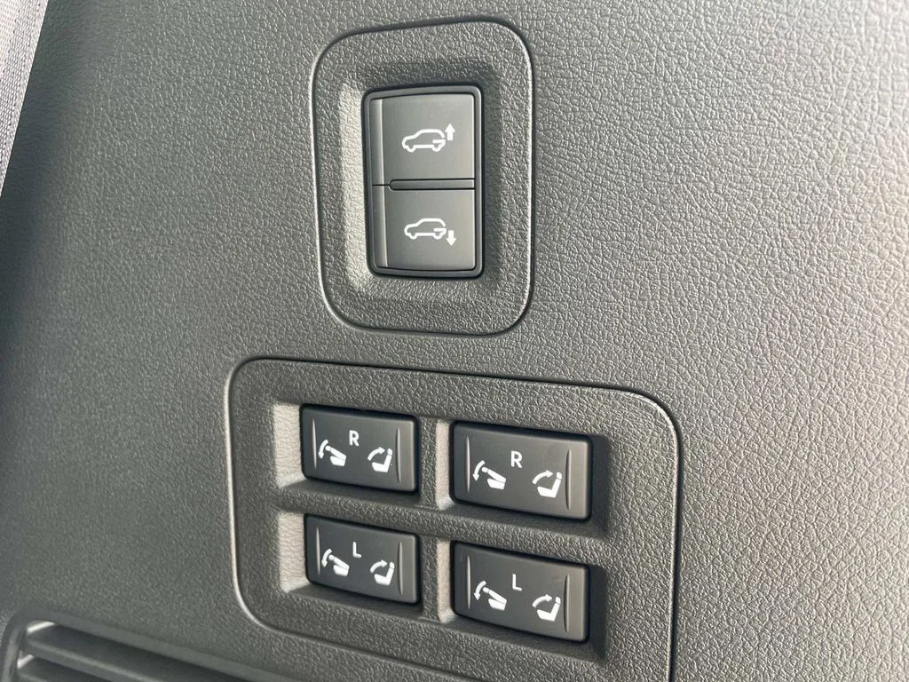Used 2025 Black INFINITI SENSORY image 9