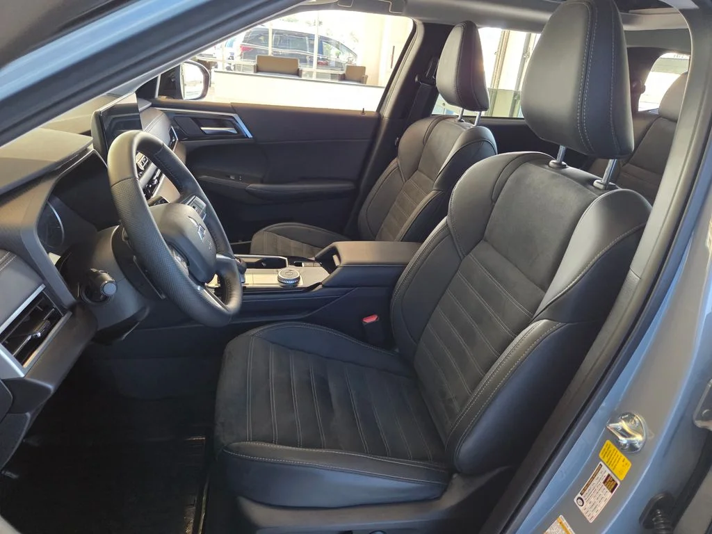 Used 2026 Moonstone Gray Metallic/Black Roof Mitsubishi LE image 19