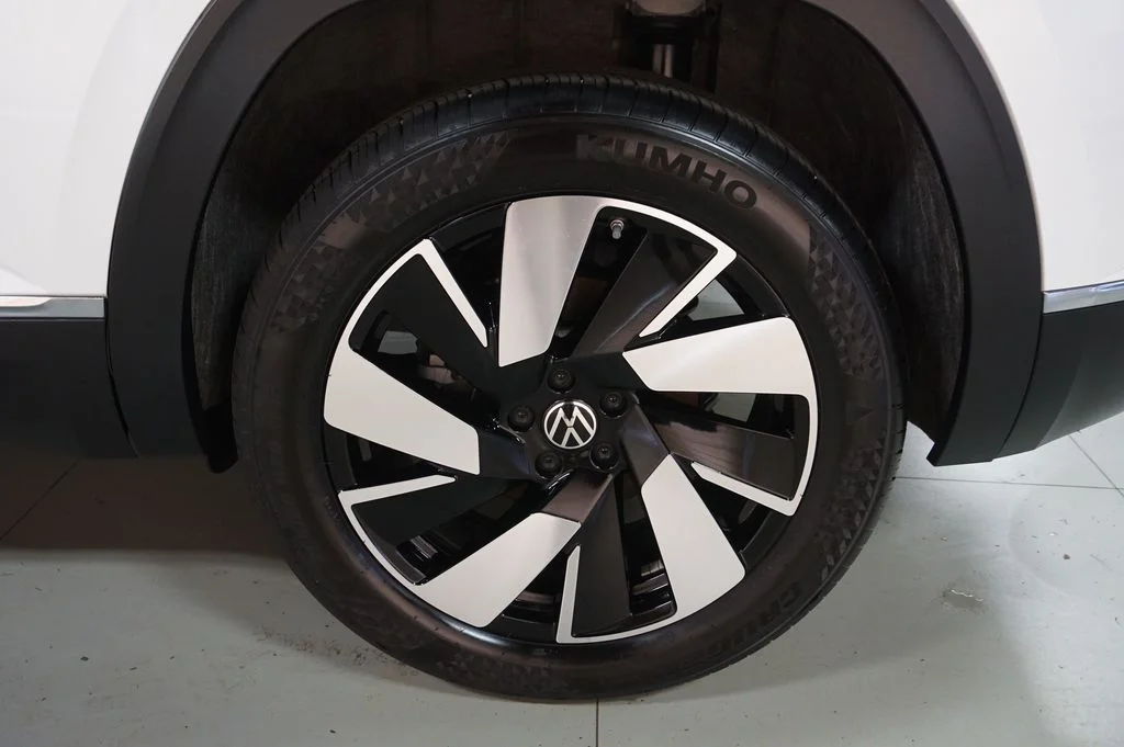 Certified Used 2025 Opal White Pearl Volkswagen 2.0T SEL image 48
