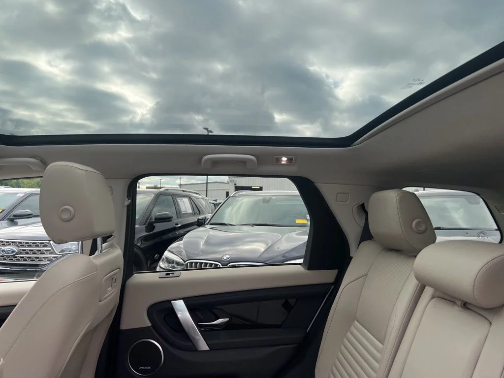 Used 2021 White Land Rover SE image 23