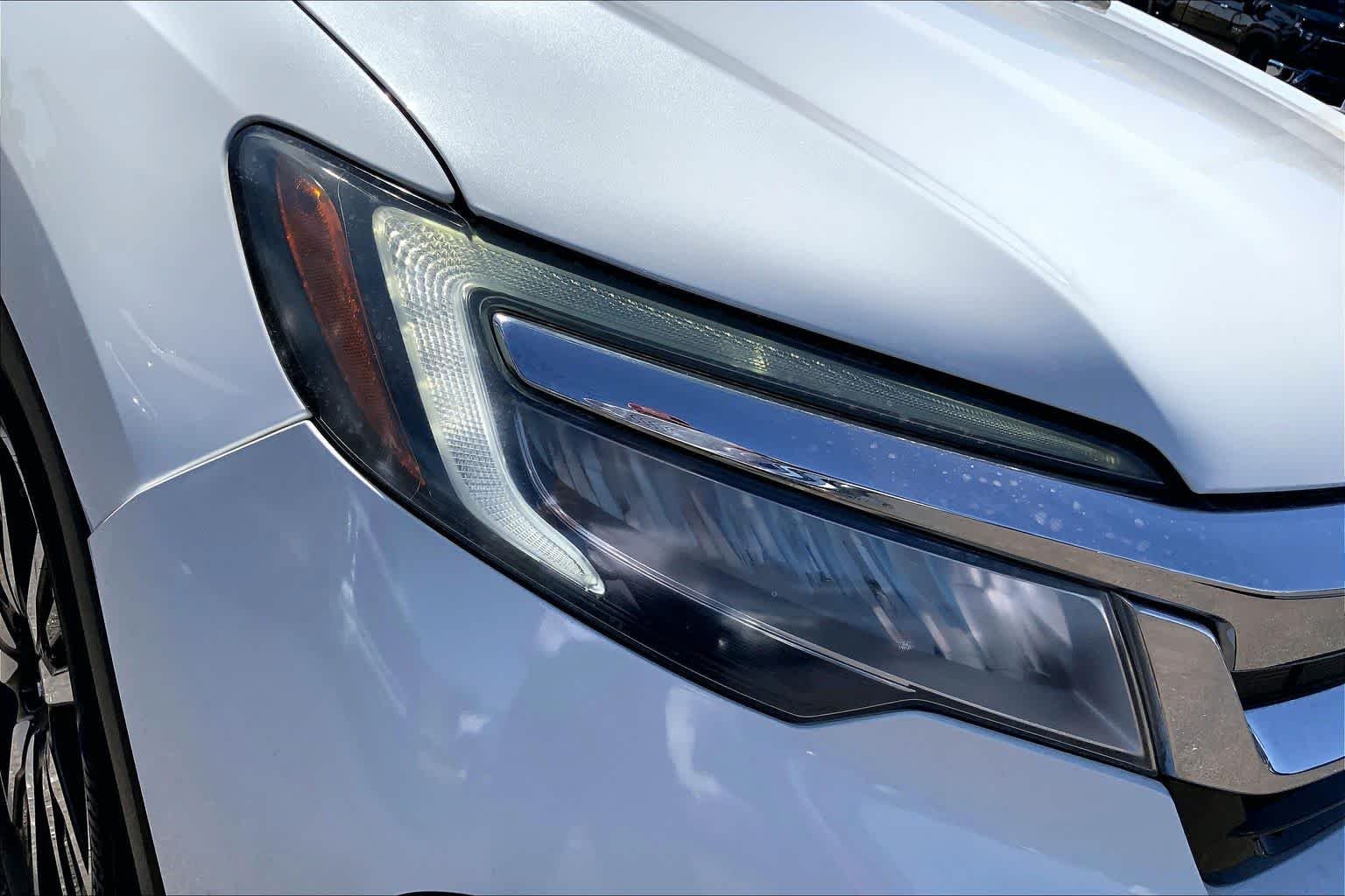 Used 2021 Platinum White Pearl Honda Touring 8-Passenger image 28