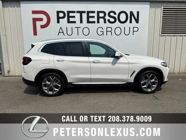 Used 2022  BMW xDrive30i image 3