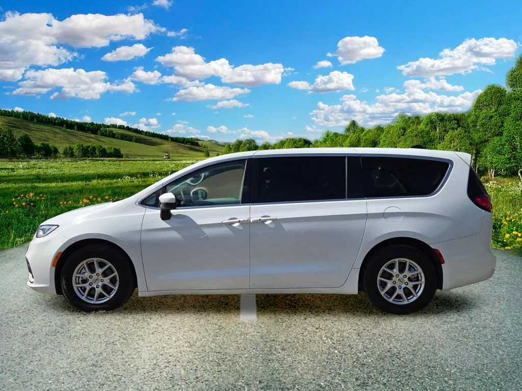 Used 2023 White Chrysler Touring L image 3