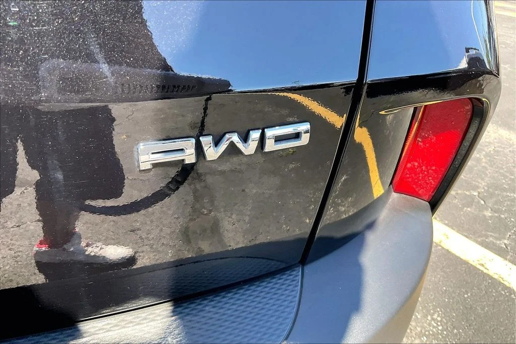 Used 2024 Black Metallic Ford Active image 7