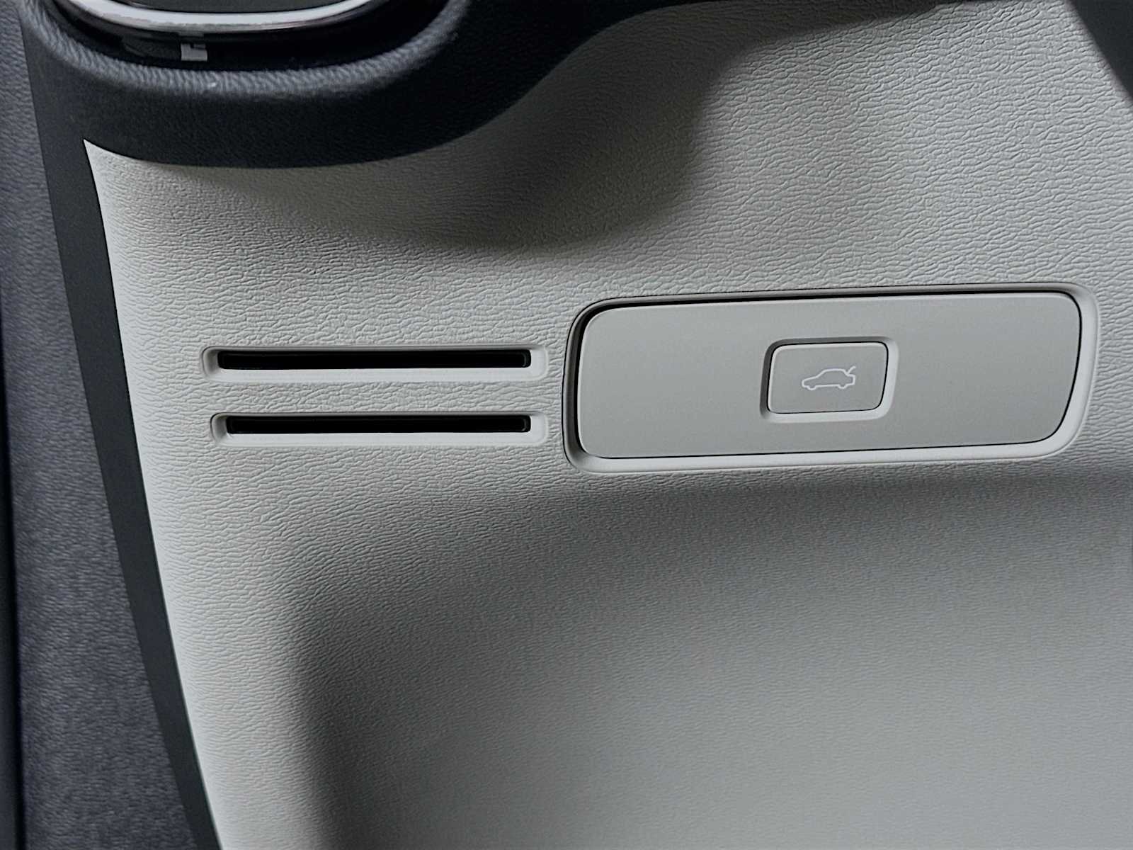 2026 Volvo XC40 Ultra - Photo 10