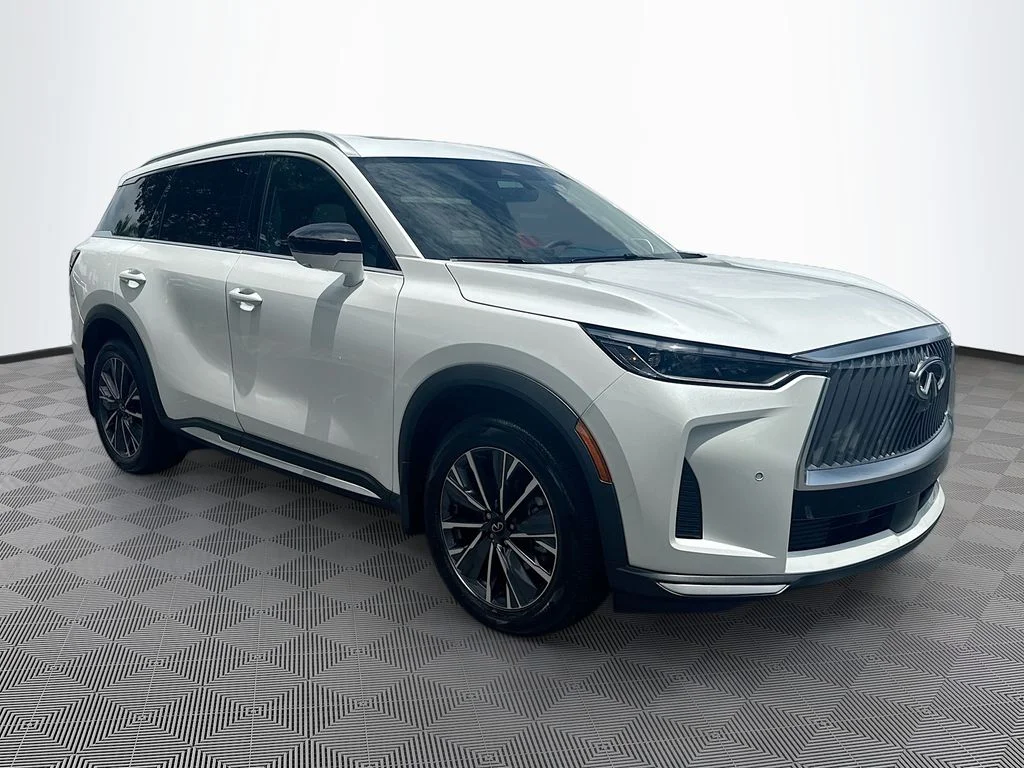 Certified Used 2026 White INFINITI LUXE image 4