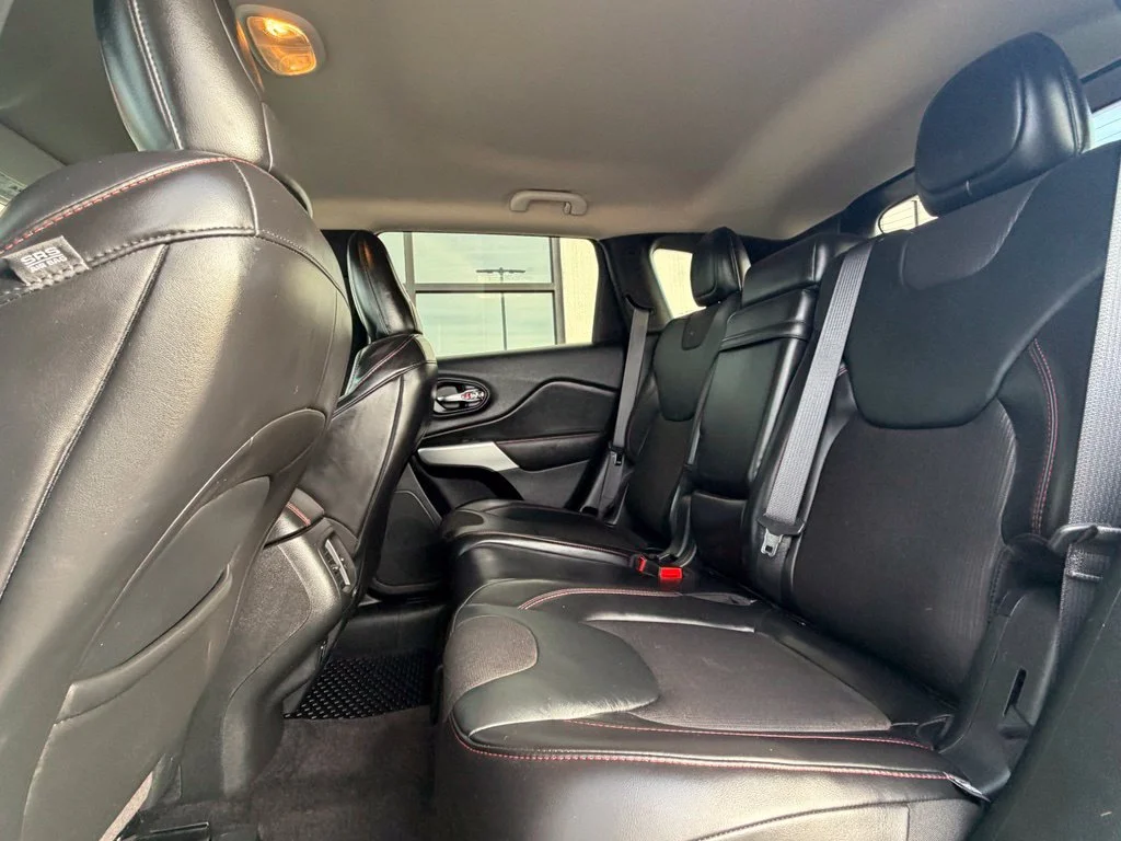 Used 2017 White Jeep Trailhawk image 18