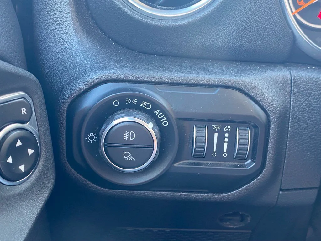 Used 2021 Black Jeep Overland image 27