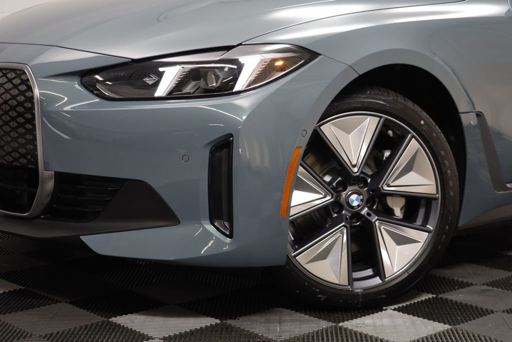 New 2026 Cape York Green Metallic BMW xDrive40 image 4