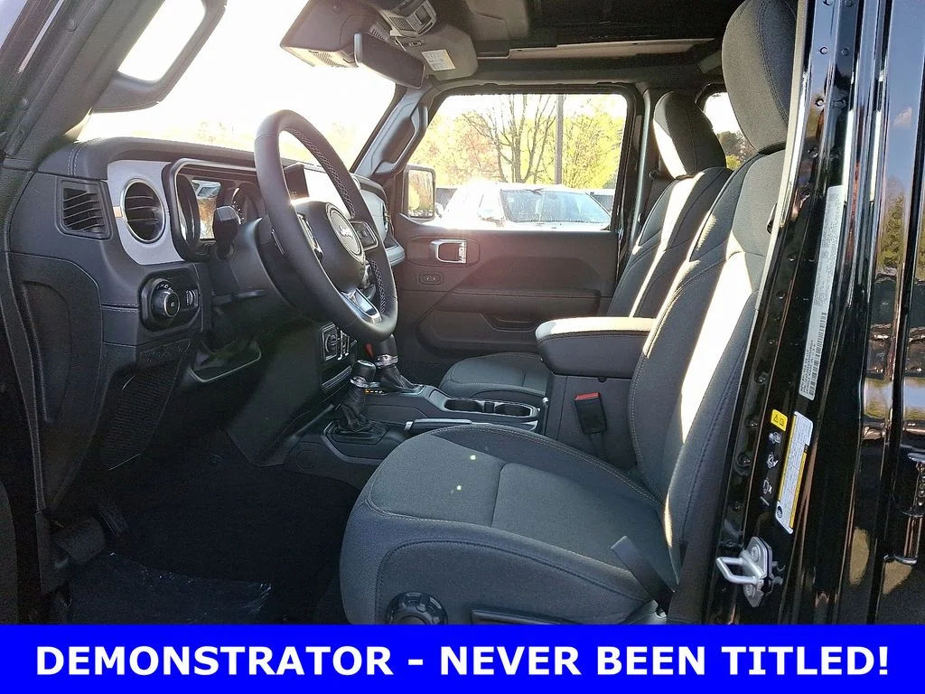2025 Jeep Wrangler 4-Door Sahara - Photo 8