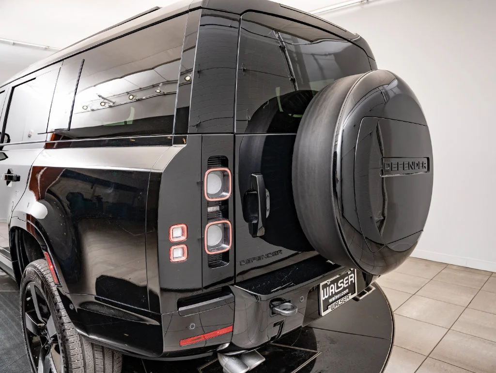 Used 2025 Black Land Rover V8 image 19