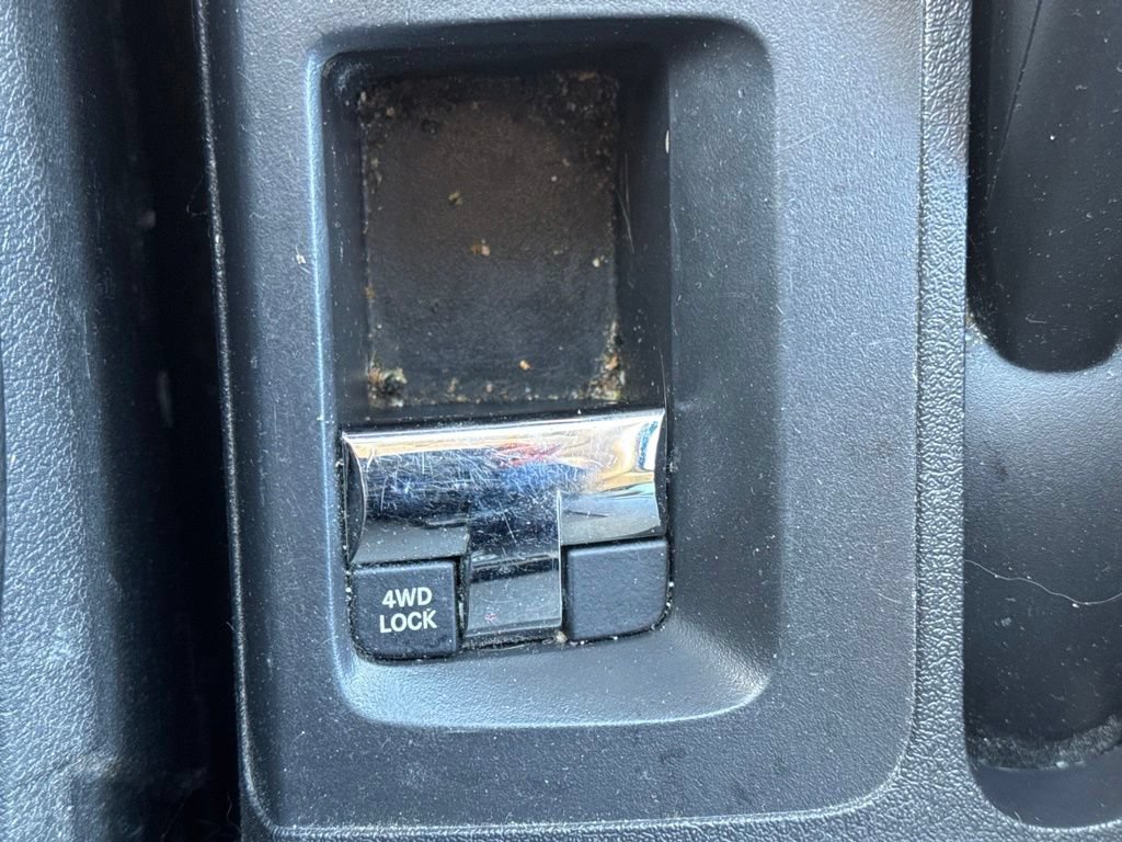 Used 2016  Jeep Latitude image 36