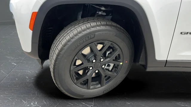 New 2026 Bright White Clear-Coat Exterior Paint Jeep Altitude image 30