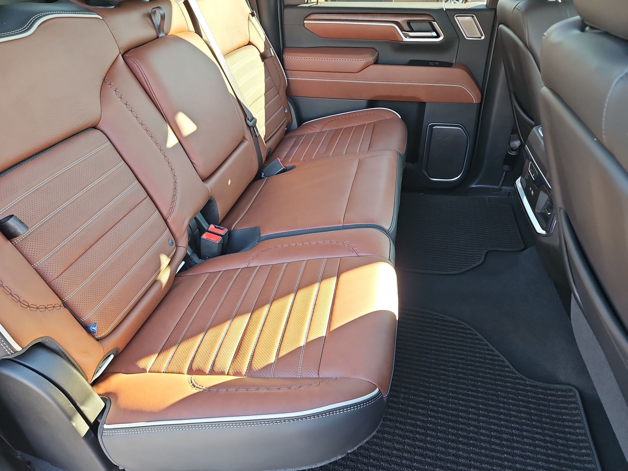 Used 2025 Summit White GMC Denali Ultimate image 28