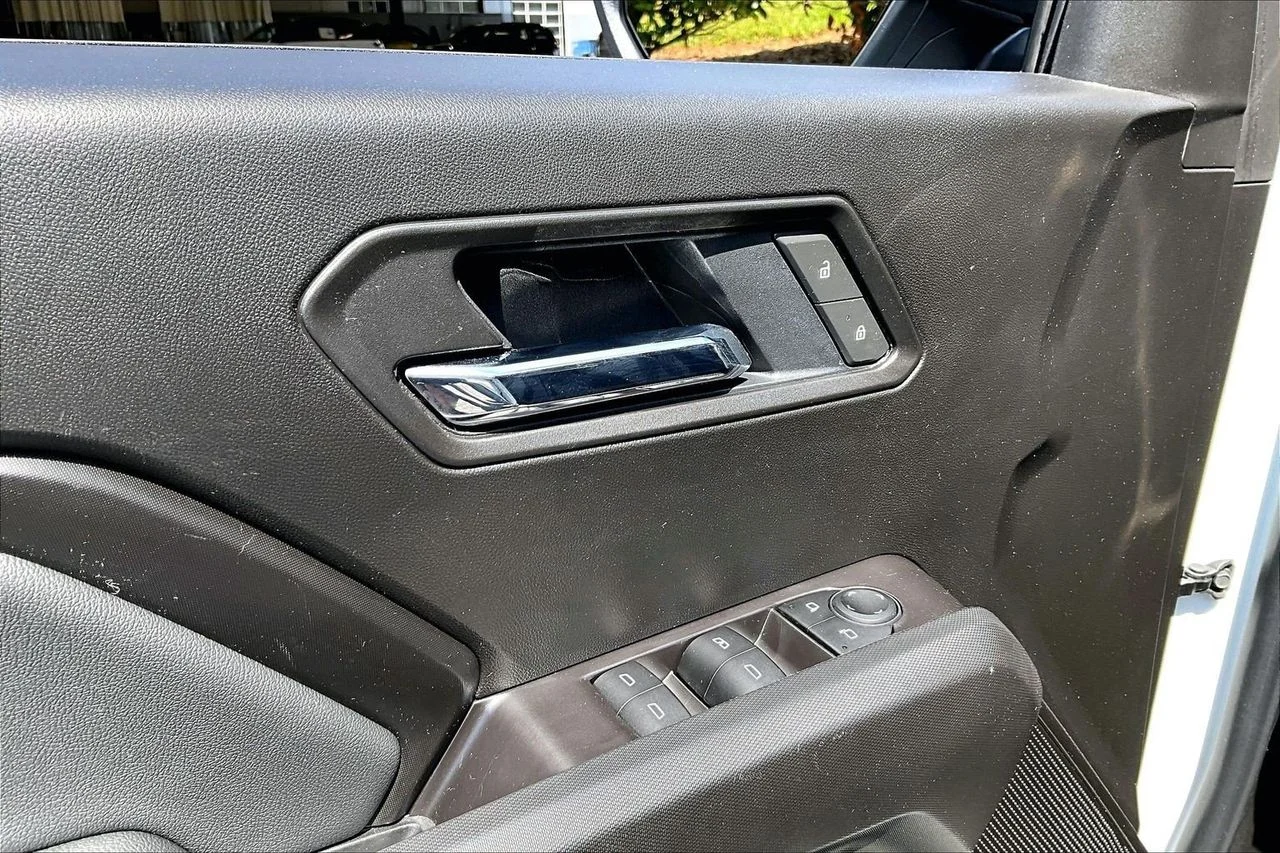 Used 2025 White GMC Elevation image 26