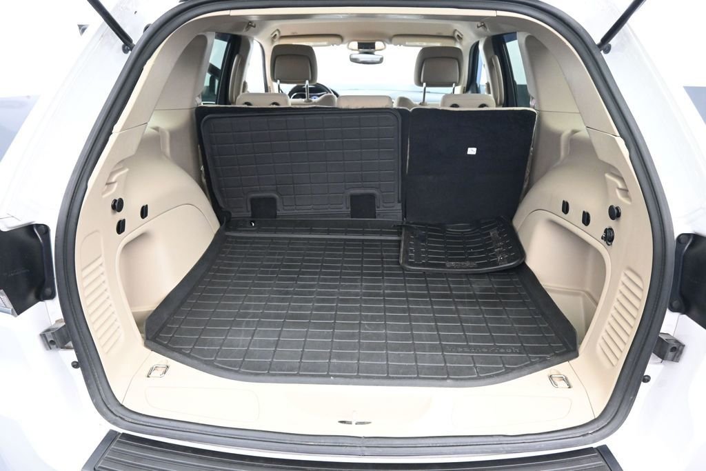 Used 2022 White Jeep Laredo E image 14