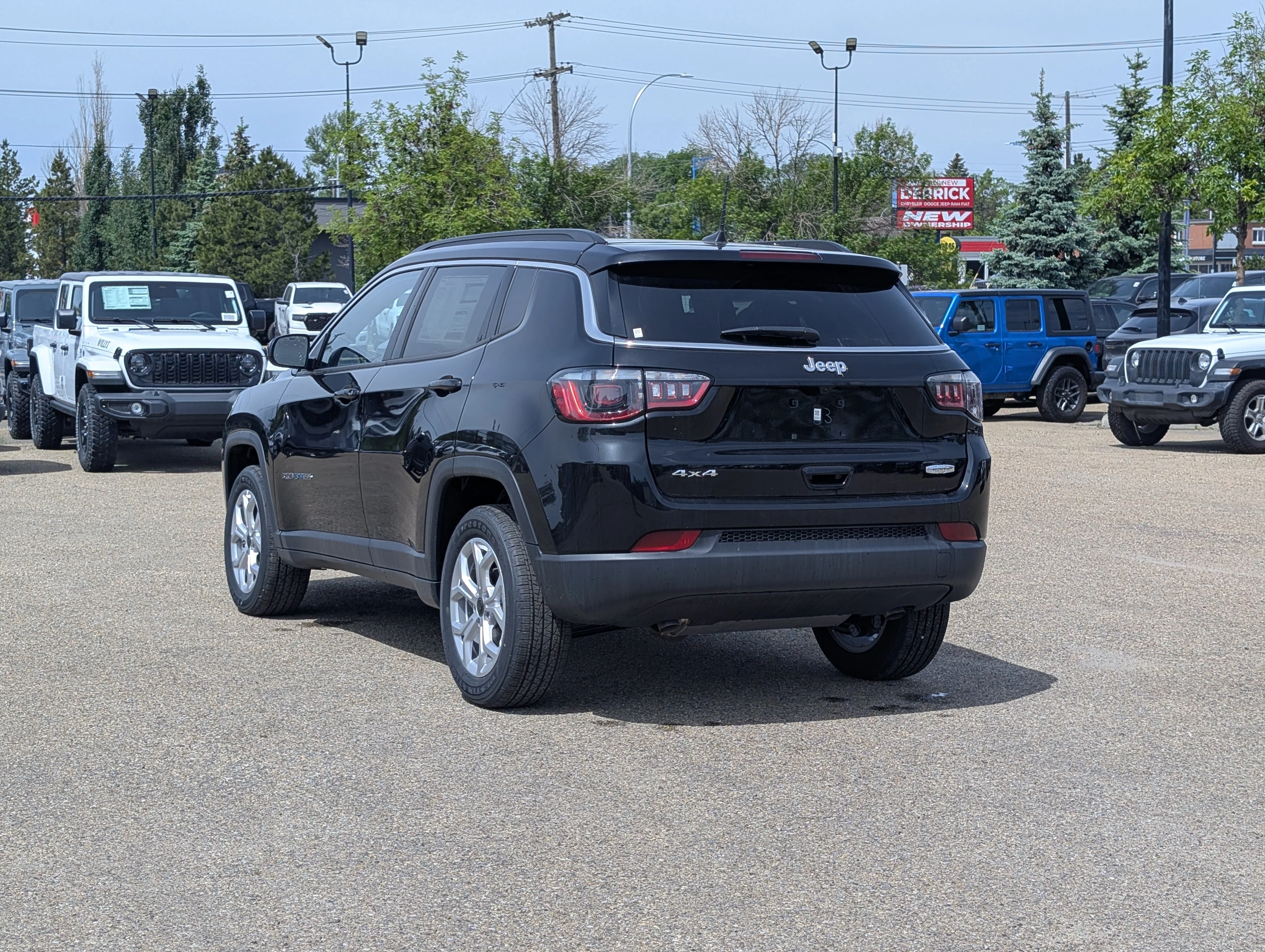 New 2026 Diamond Black Crystal Pearl Jeep North image 4