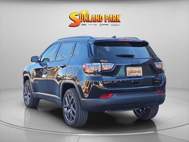 New 2026 Diamond Black Crystal Pearl-Coat Exterior Paint Jeep Latitude image 3
